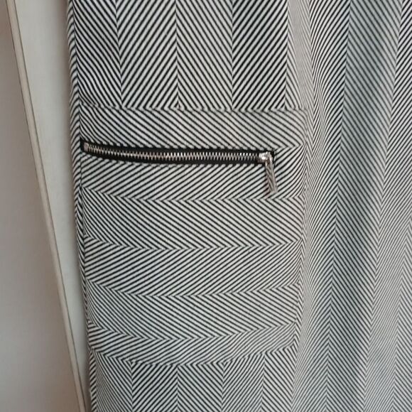 1.STATE Herringbone Print V-neck Shift - Picture 4 of 10